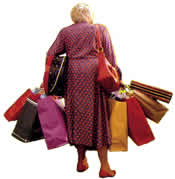 Señora mayor caminando de compras