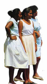 Trois femmes, debout, profil