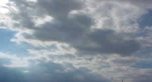 Himmelgrau mit Wolken