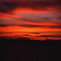 Ciel au coucher du soleil rougeâtre