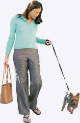 Chica paseando perro